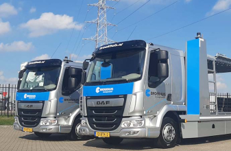 Twee mooie DAF LF autotransporters voor Logistiekcentrum Broekhuis